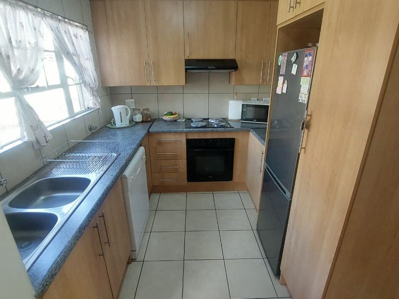 Charming Ground Floor Unit with Pool Access in Secure Estate ! - Photo 3