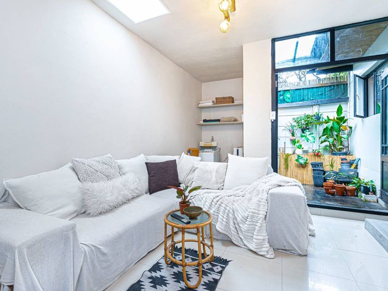 Modern in Mowbray - Photo 2