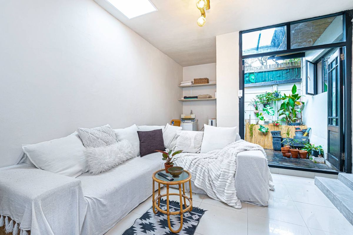 Modern in Mowbray - Photo 2