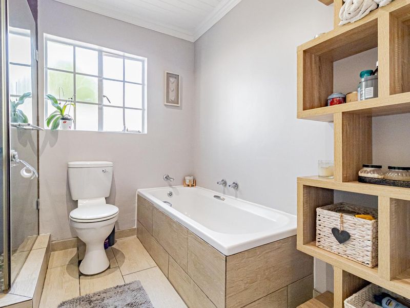NEWLY RENOVATED FREESTANDING TOWNHOUSE WITH LARGE GARDEN IN COMPLEX CHURCHILL COMPLEX - Photo 9