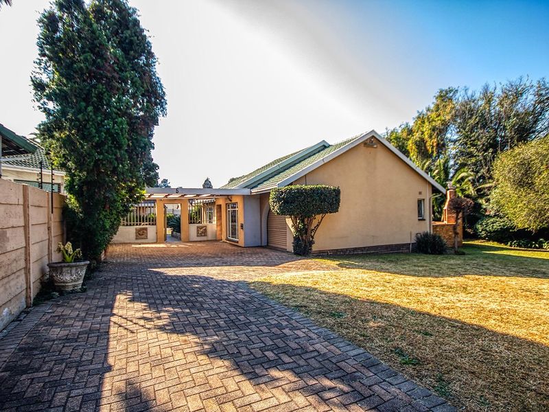 3 Bedroom Brackendowns Family Home, move-in ready! - Photo 2