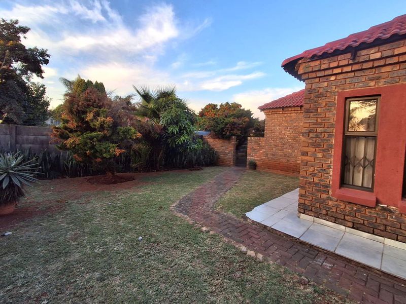 Elegant 4-Bedroom Family Home in The Orchards - Photo 2