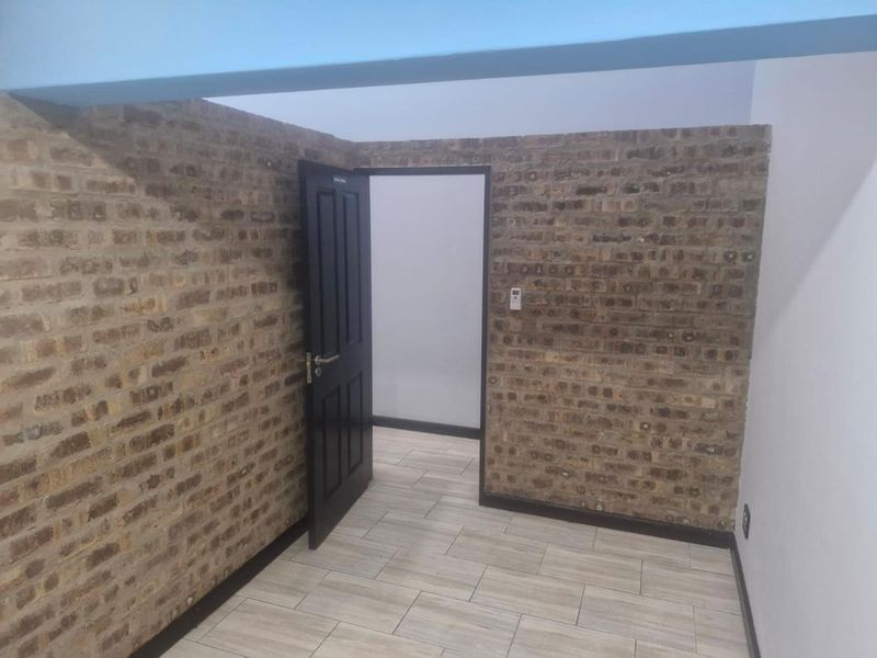 Prime Office Space in a High-Exposure Business Location - Photo 7