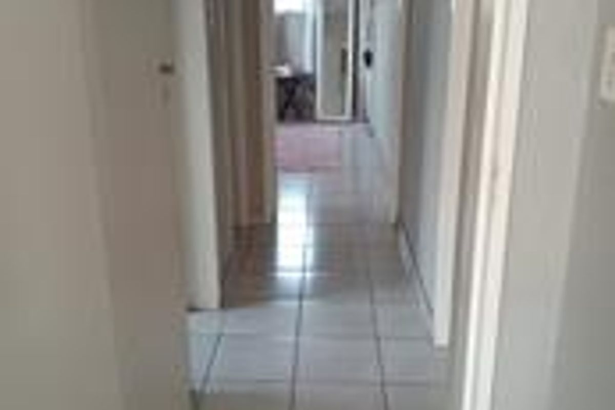 3 bedroom apartment in heart of this dinweedie - Photo 3