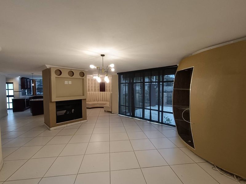 VALLEY VIEW ESTATE -  4 BEDROOM HOUSE WITH A GYM & STUDY - Photo 5