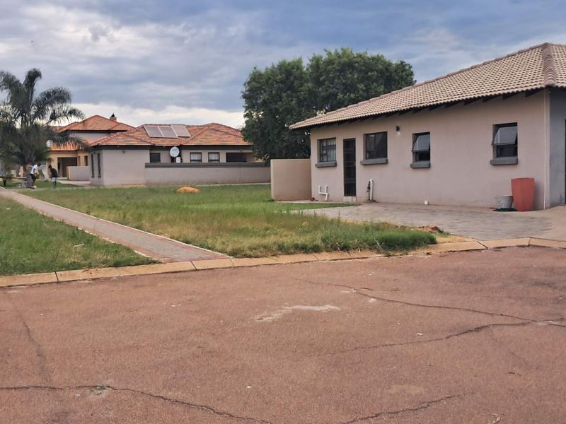 IMMACULATE HOME AT LAVENDER ESTATE - Photo 7