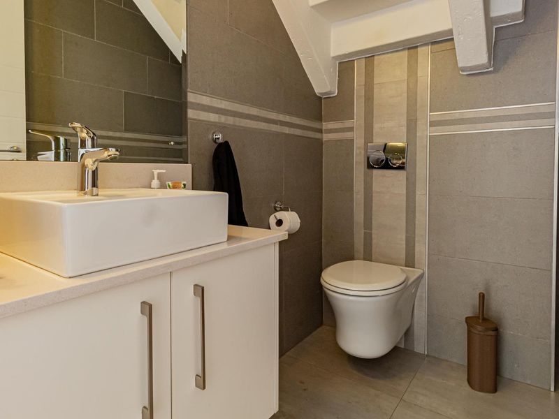 Sole and exclusive mandate. Beautiful spacious 4 bedroom 3 bath house - Photo 10