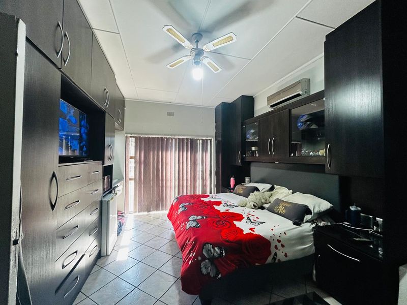 6 Bedroom Gem - Photo 4