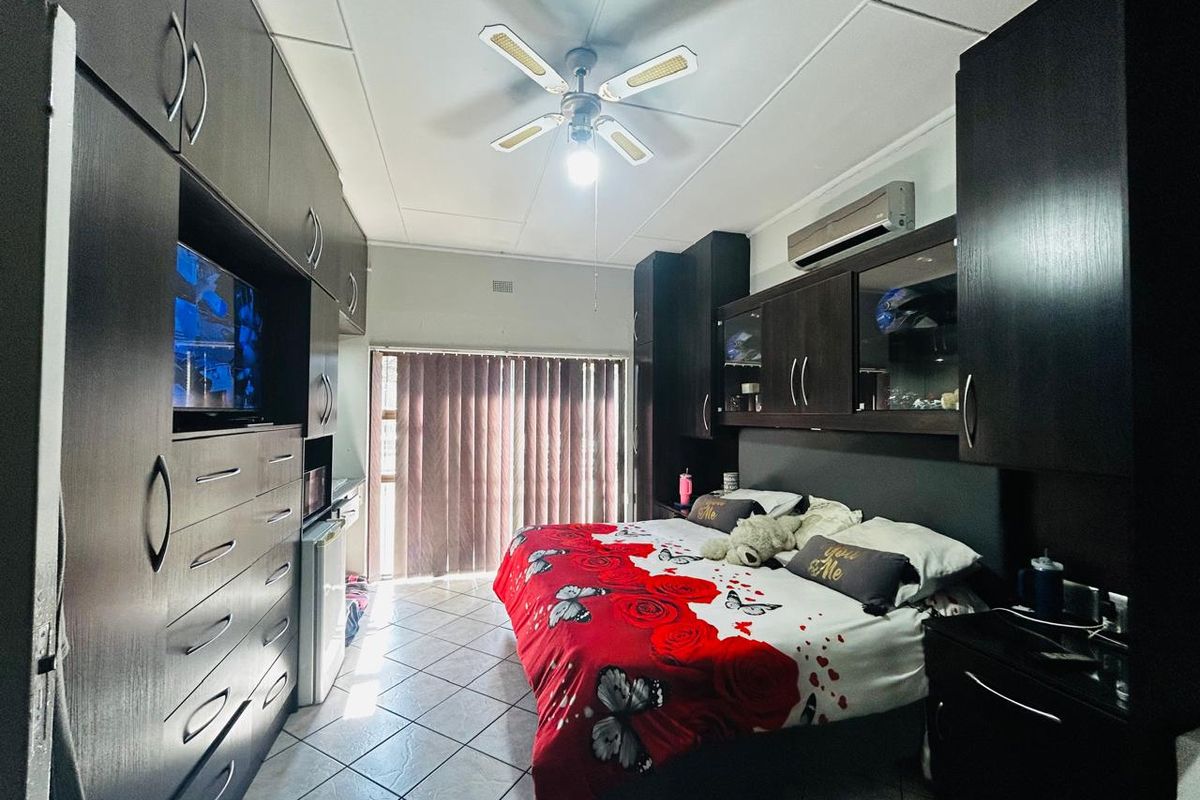 6 Bedroom Gem - Photo 4