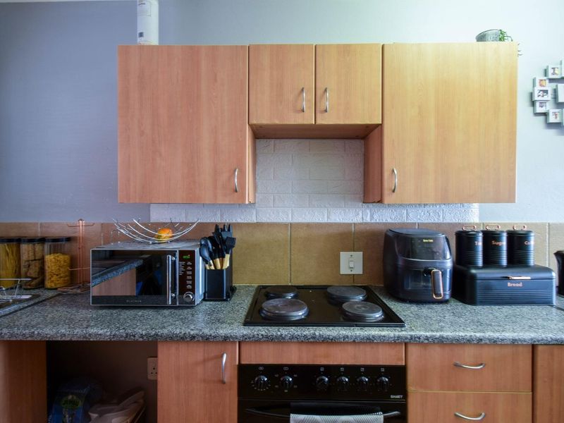 Neat & Tidy, ground-floor, Two bedroom unit - West Park - Photo 3