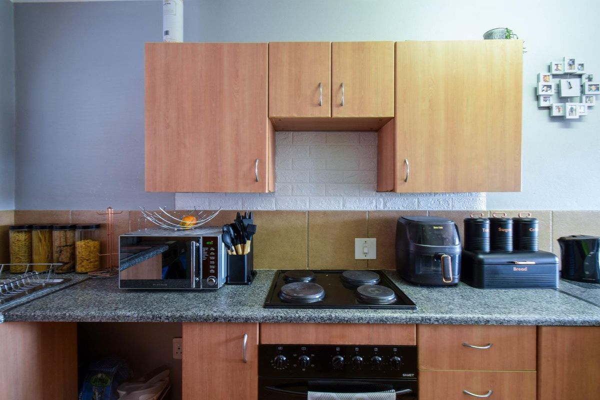 Neat & Tidy, ground-floor, Two bedroom unit - West Park - Photo 3