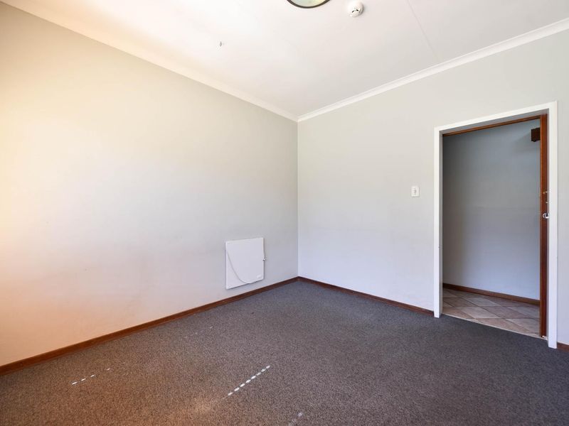 Four Bedroom home in a boomed-off, security estate - Moreleta Park - Photo 10