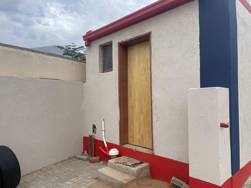 Office Building in Windhoek West - Photo 2