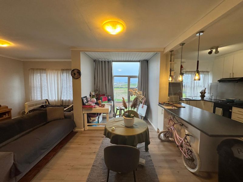 Spacious Modern Two-Bedroom Apartment with Table Mountain Views - Photo 9