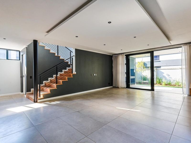 Luxury & Security Redefined in Waterkloof - Photo 9