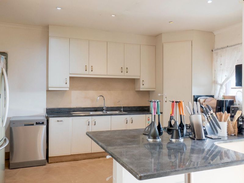 Spacious family home in excellent area - Photo 10