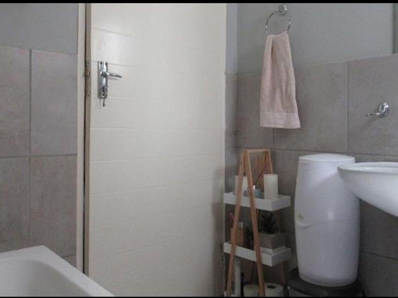 A MODERN APARTMENT - Photo 8