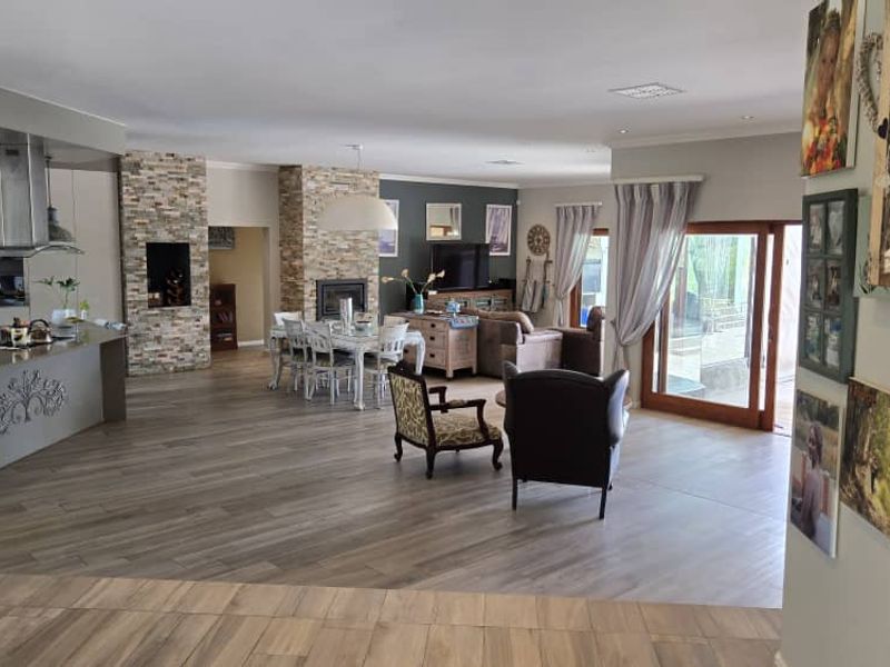 All On One Level Family Home With Lovely Views, Safe And Secure. - Photo 4