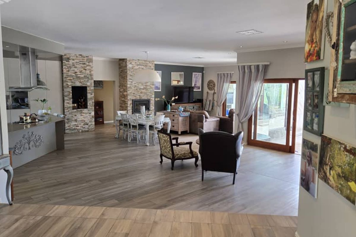 All On One Level Family Home With Lovely Views, Safe And Secure. - Photo 4