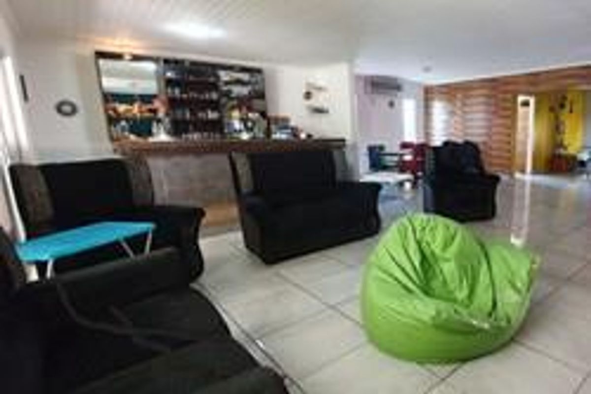 Charming and Well-Maintained 5 Bedroom Family Home with a Tranquil Garden - Photo 5