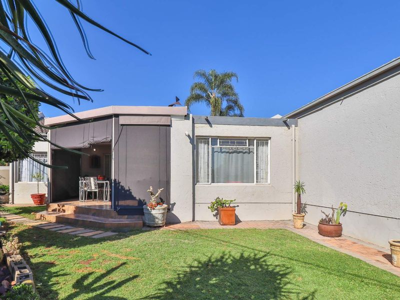 BEAUTIFUL 3 BEDROOM 2 BATHROOM DUET WITH OUTDOOR ENCLOSED ENTERTAINMENT - Photo 4