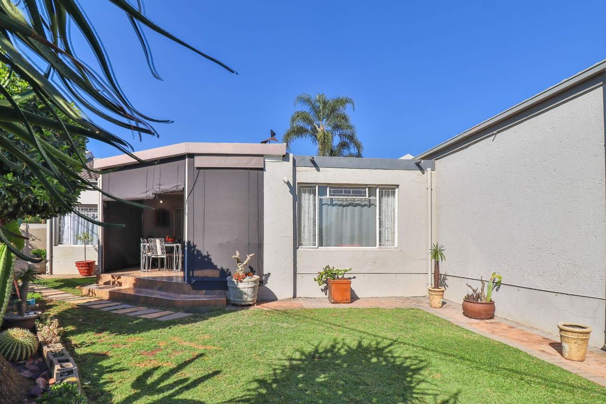 BEAUTIFUL 3 BEDROOM 2 BATHROOM DUET WITH OUTDOOR ENCLOSED ENTERTAINMENT - Photo 4