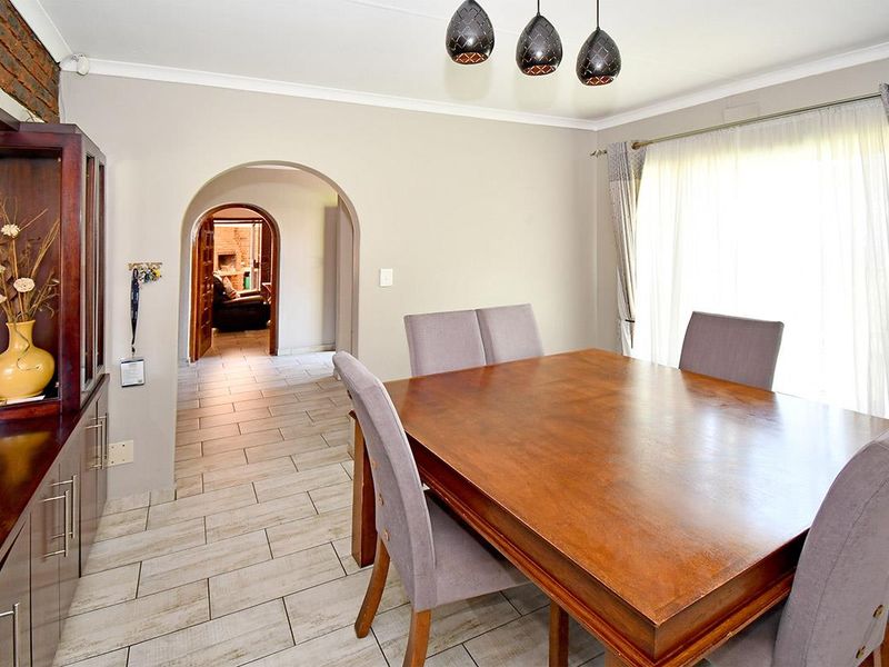 Entertainers Delight with a granny flat and pool - Photo 9