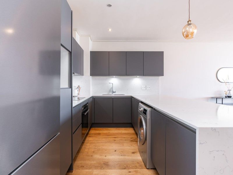 Stunning 2-Bedroom Apartment in the Iconic Glengariff Building - Photo 8