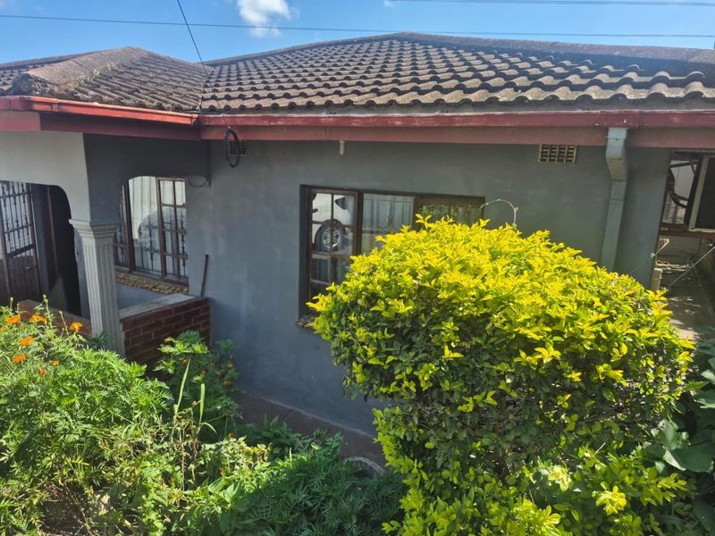 Secure and Spacious 3 Bedroom Family Home with Granny Flat Potential in Shallcross Queensburgh - Photo 1