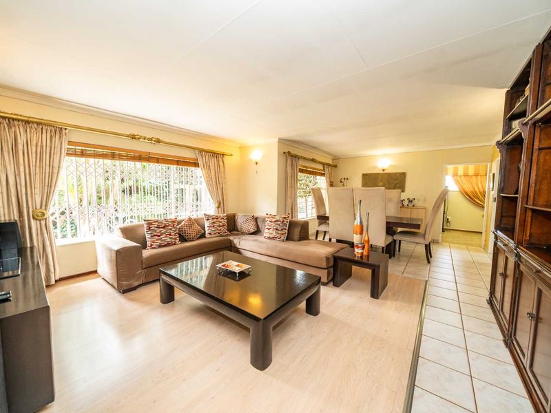 5 Bedroom Family Home with Private 2-Bedroom Guest Wing in Farrarmere - Photo 3