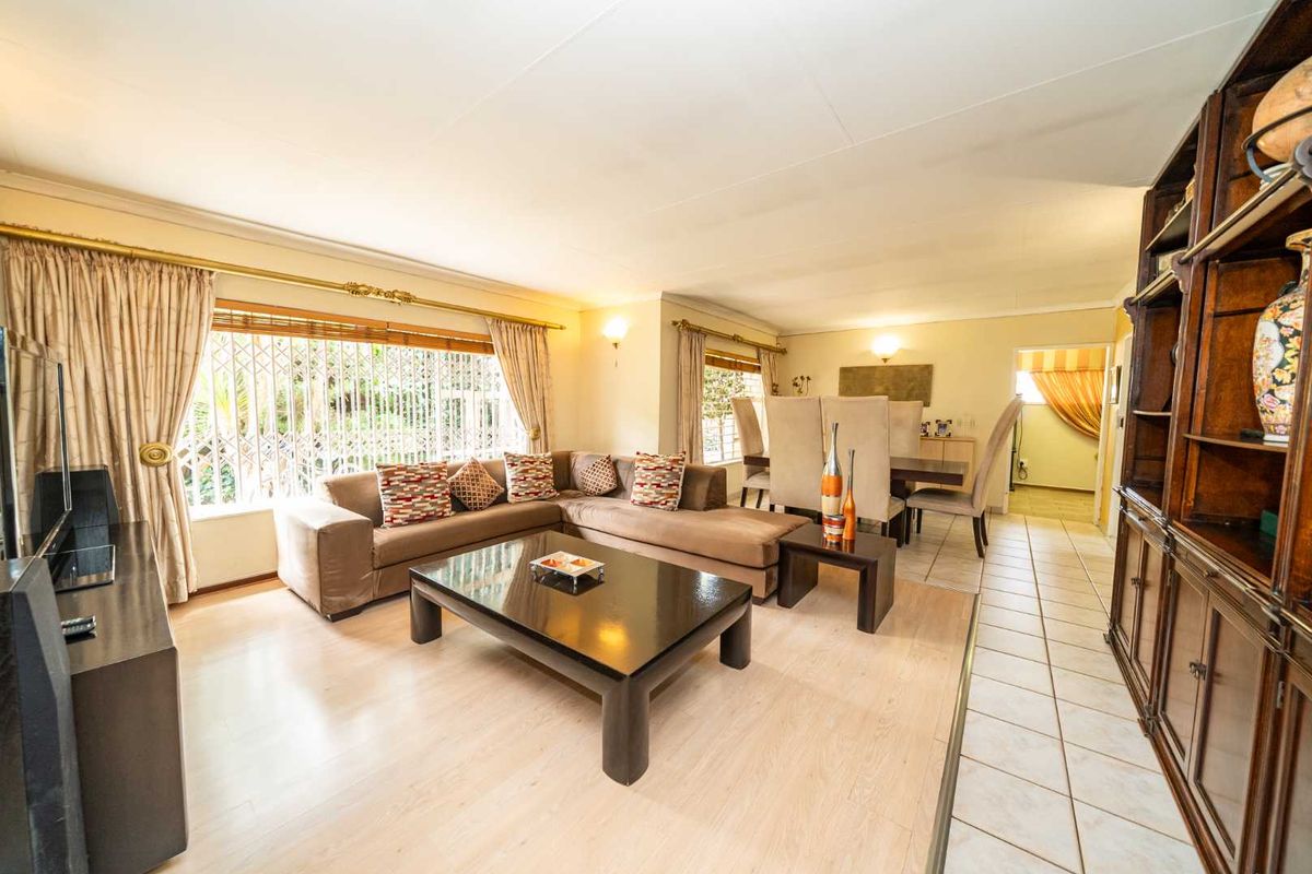 5 Bedroom Family Home with Private 2-Bedroom Guest Wing in Farrarmere - Photo 3