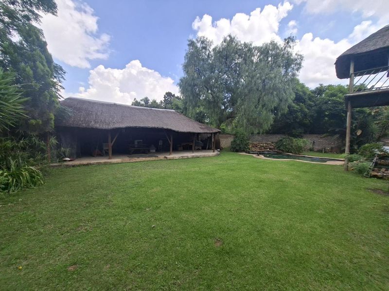 Well Located Spacious Thatch Family Home with cottage - Photo 4