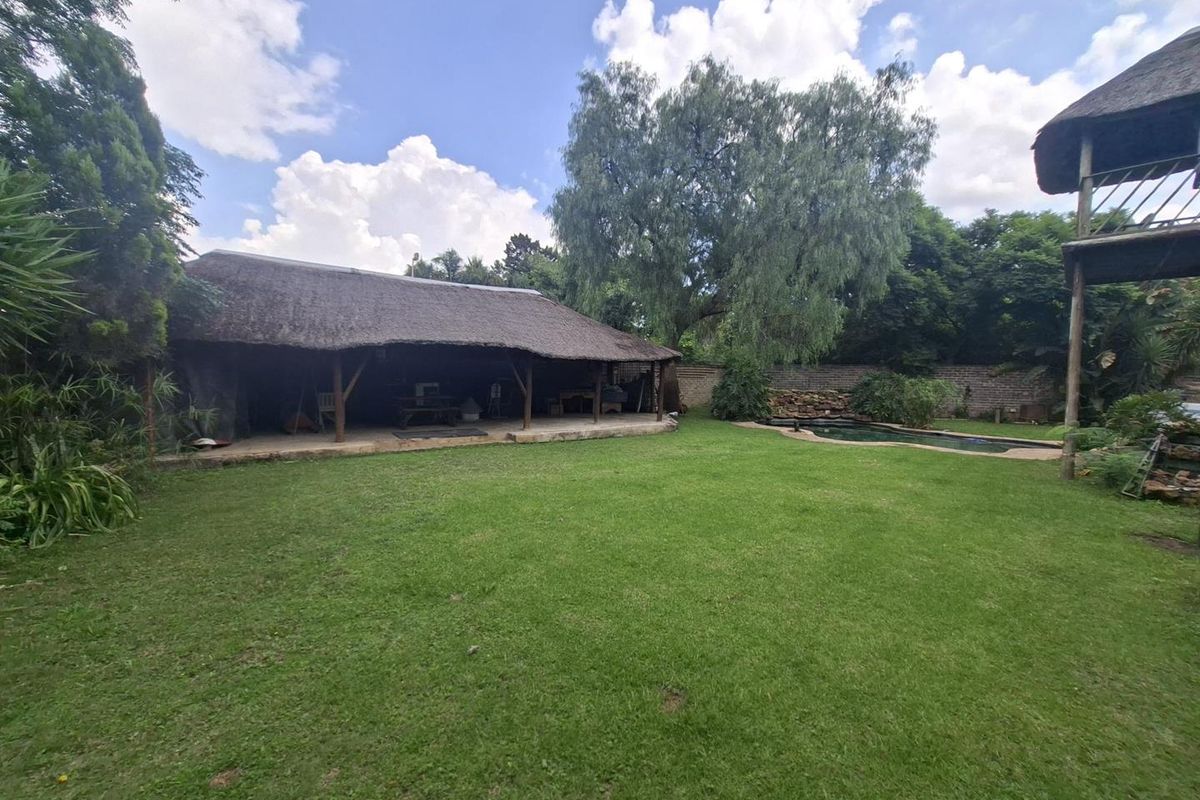 Well Located Spacious Thatch Family Home with cottage - Photo 4