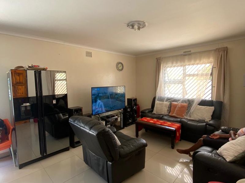 For Sale :🏡 3 Bedroom House in 📍ONDANGWA(Close to the Fire Brigade) - Photo 5