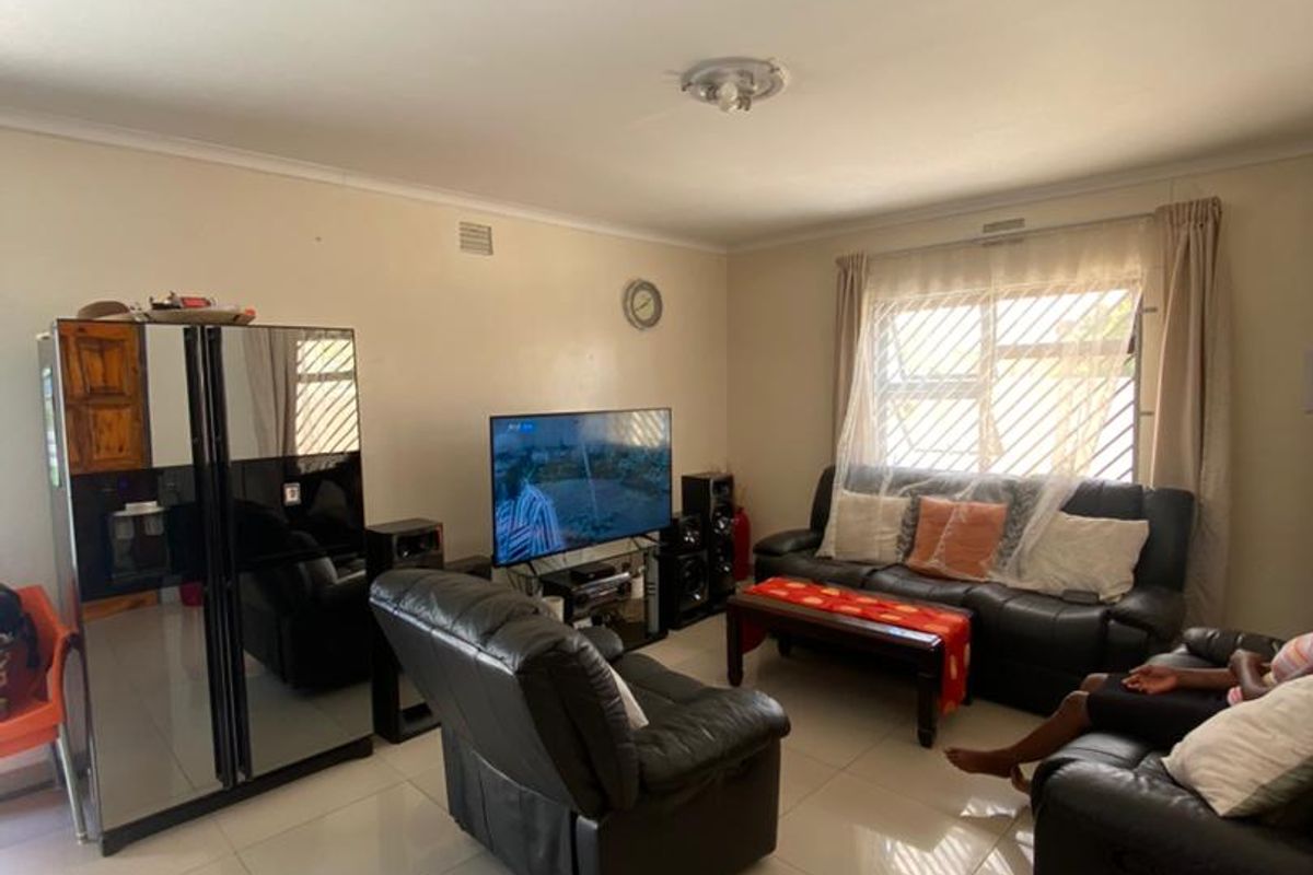 For Sale :🏡 3 Bedroom House in 📍ONDANGWA(Close to the Fire Brigade) - Photo 5