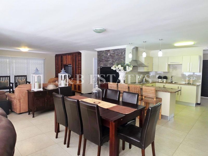 Upmarket 3-Bedroom House In Prime Area - Photo 3