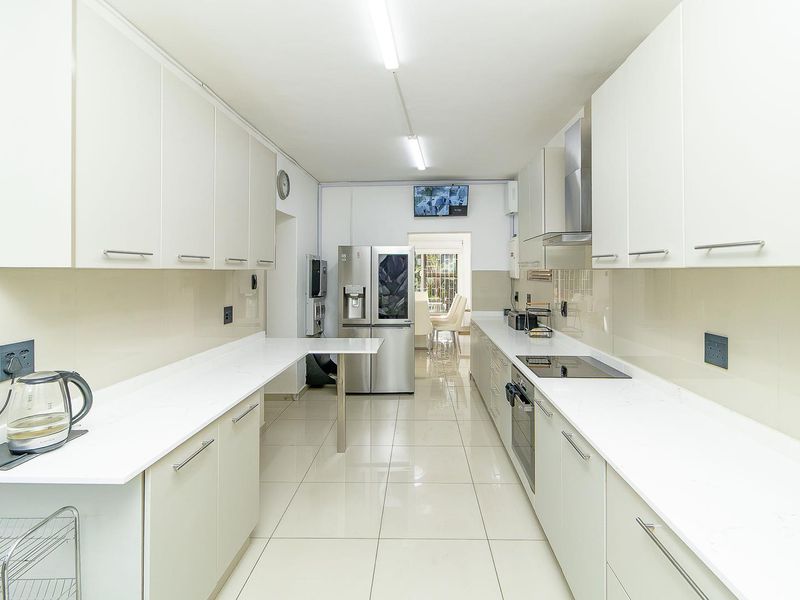 Contemporary Elegance. Sophisticated Living. A Private Garden Retreat! - Photo 6