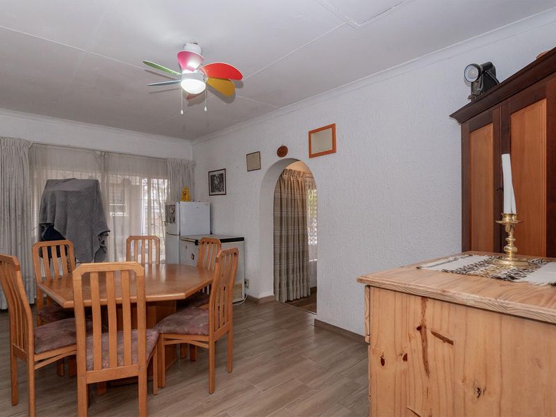 Spacious 4 Bedroom House with Pool in Esther Park - Photo 8