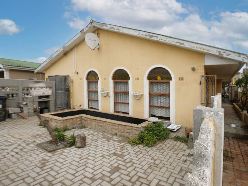 Spacious 5 Bedroom Home in Grassy Park - Photo 4