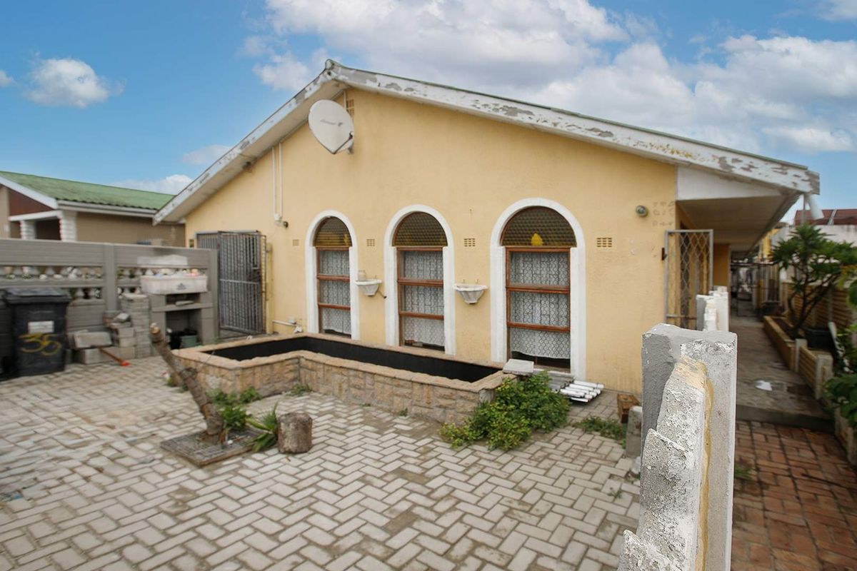 Spacious 5 Bedroom Home in Grassy Park - Photo 4