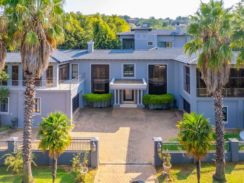 SOPHISTICATED ENTERTAINER IN WOODHILL ESTATE - Photo 3