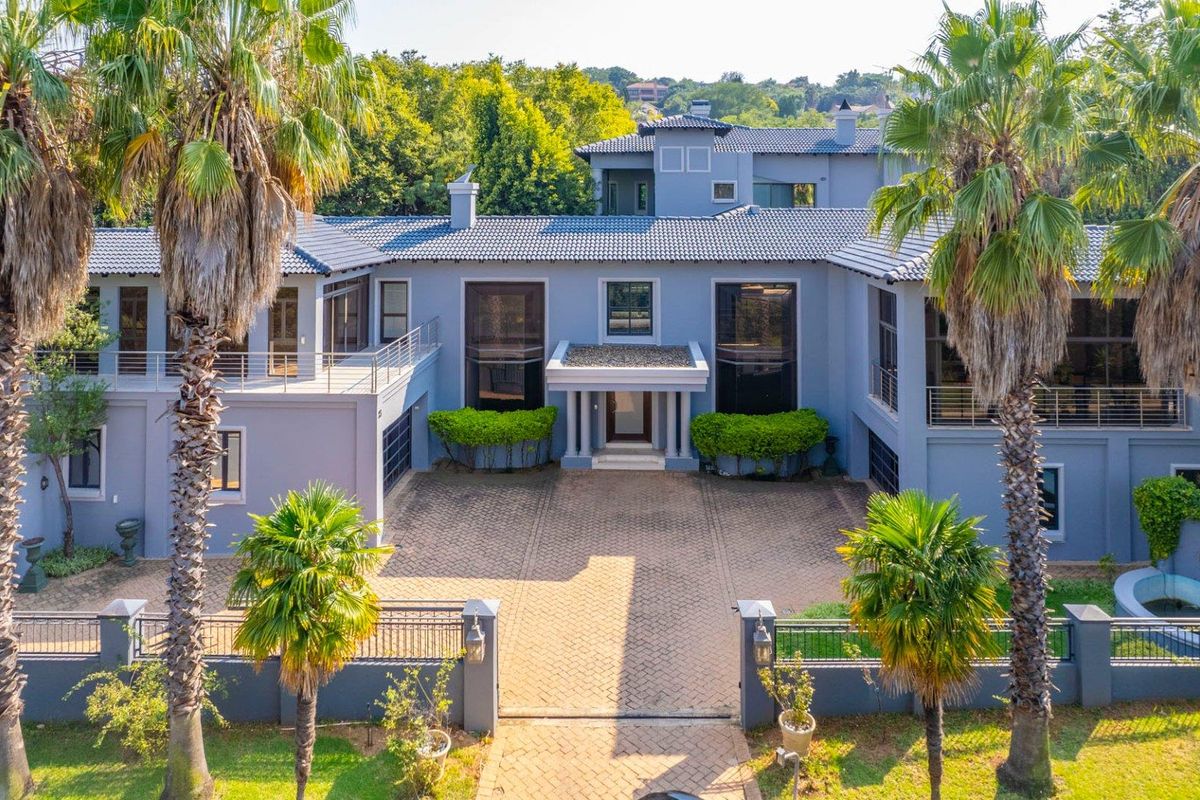 SOPHISTICATED ENTERTAINER IN WOODHILL ESTATE - Photo 3