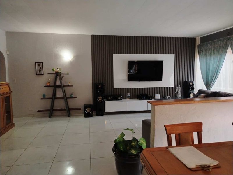 Embrace Comfort: 3-Bedroom Home with Private Garden! - Photo 3