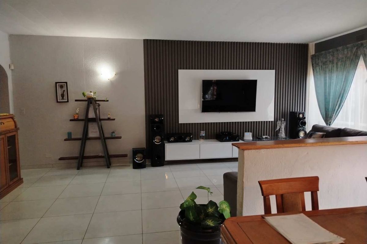 Embrace Comfort: 3-Bedroom Home with Private Garden! - Photo 3