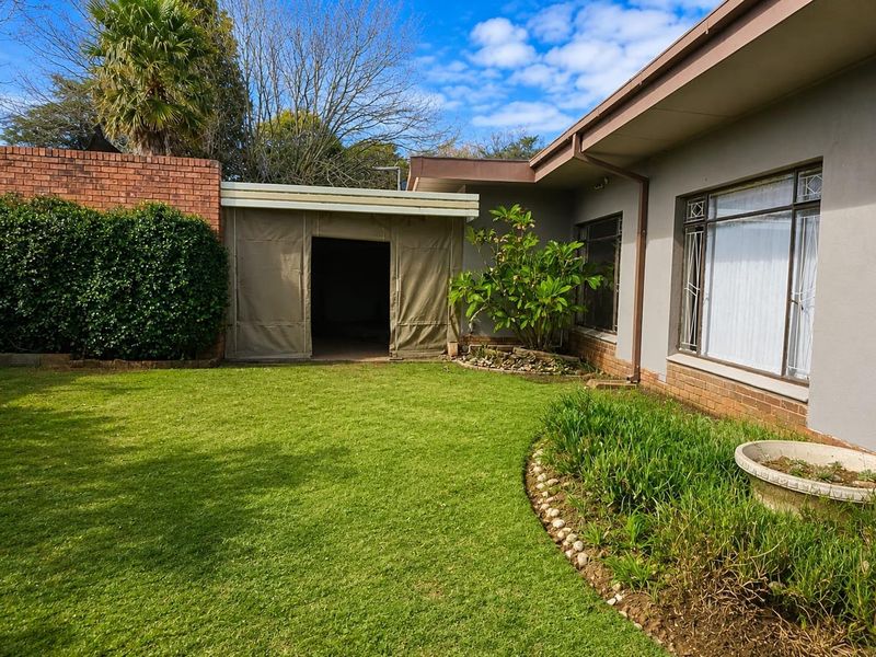 Modern and Spacious 4-Bedroom Gem to rent in Fichardtpark - Photo 2