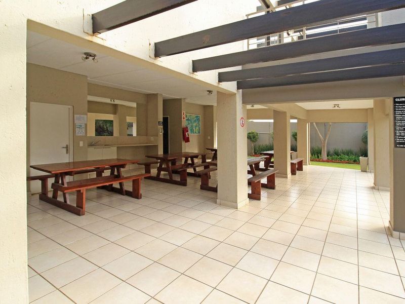 Modern 2-Bedroom Apartment in Secure Douglasdale Complex - Photo 10