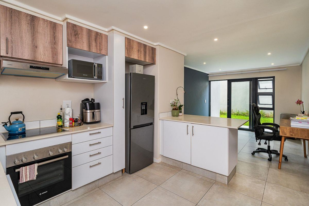 MODERN GARDEN APARTMENT IN SOUGHT-AFTER COTSWOLD FENNS ESTATE - Photo 2