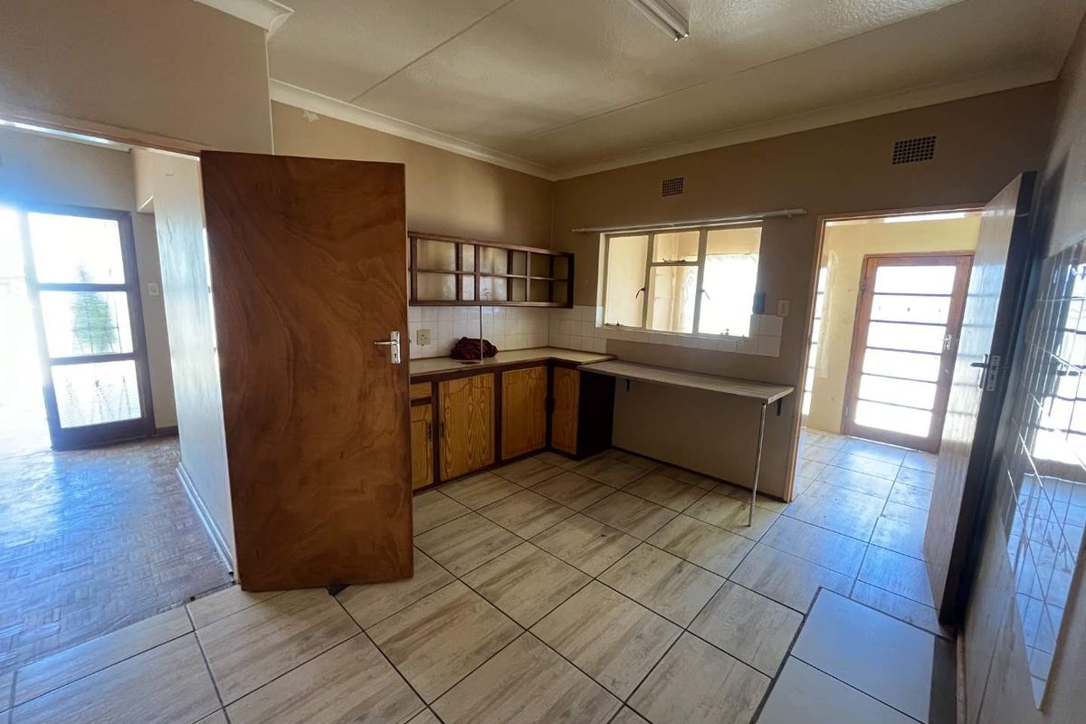 4 Bedroom House for Sale in Keimoes - BARGAIN! - Photo 3