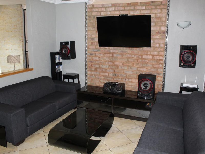 Large Property + 2 Flatlets! + SOLAR! - Photo 3