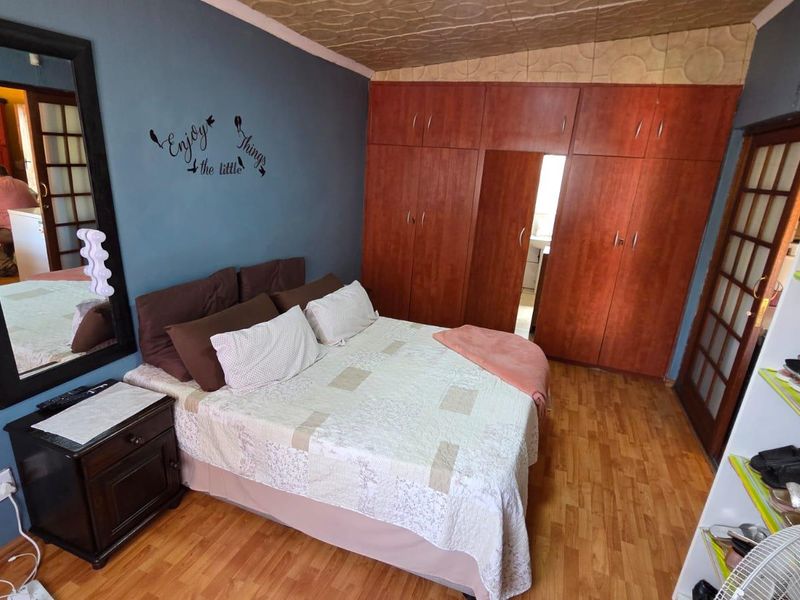 "Expand Your Vision: 3-Bed Home with Separate Flat!" - Photo 8